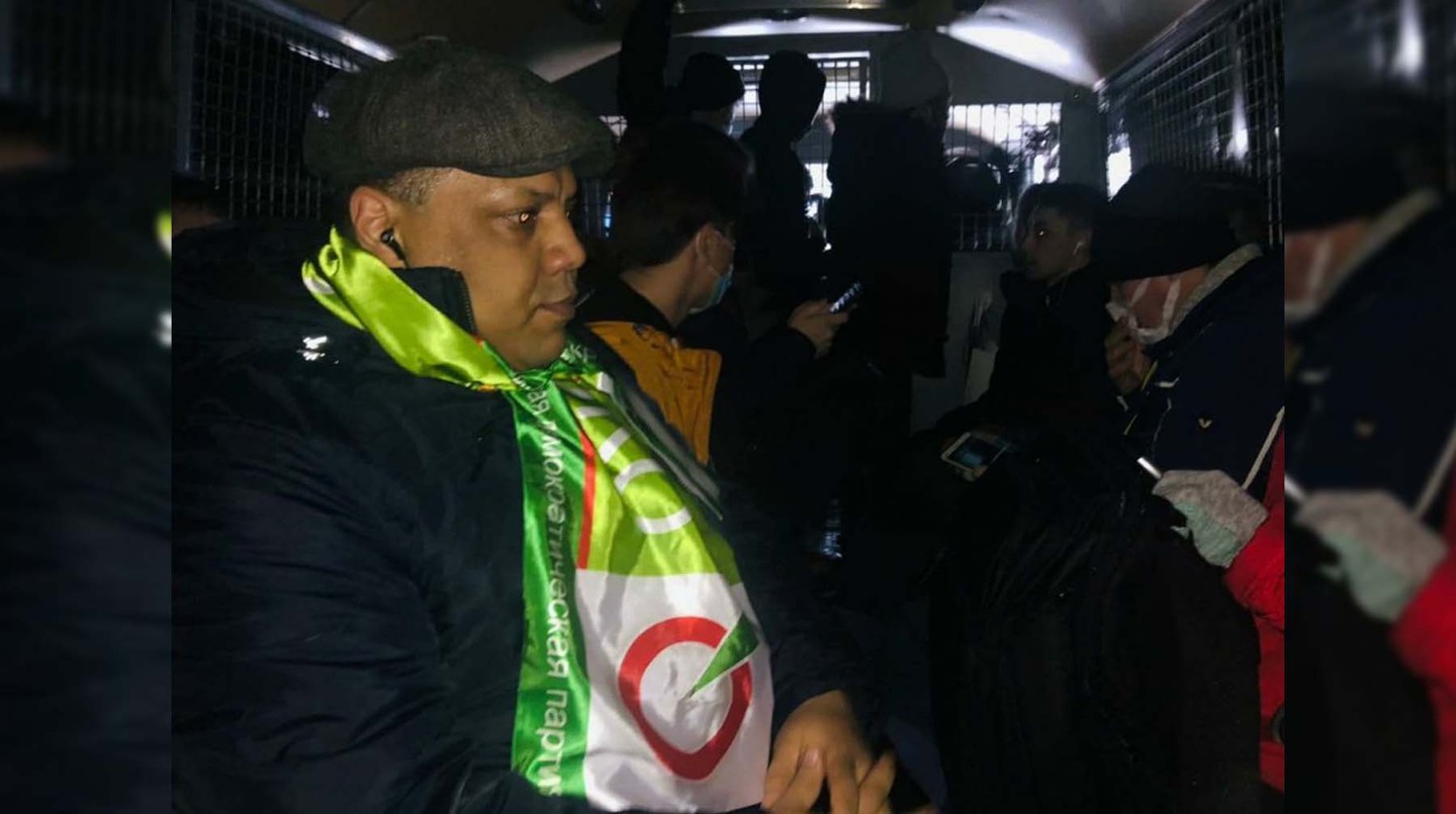 Самсон Шоладеми в автозаке