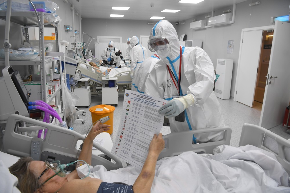 Выездное голосование на выборах в Госдуму во временном госпитале для пациентов с COVID-19 в 75-м павильоне ВДНХ.