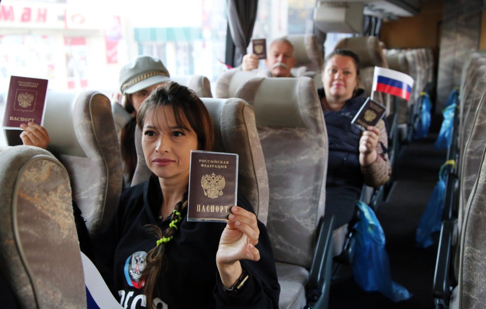 Жители ДНР с российскими паспортами едут в Ростовскую область, чтобы принять участие в голосовании.