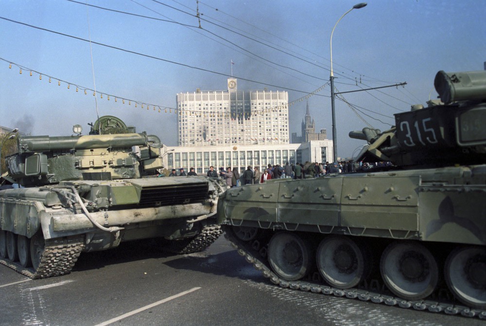 Военная техника на Новоарбатском мосту напротив Белого дома (Дом Советов). 4 октября 1993 года верхние этажи здания были обстреляны из танков.