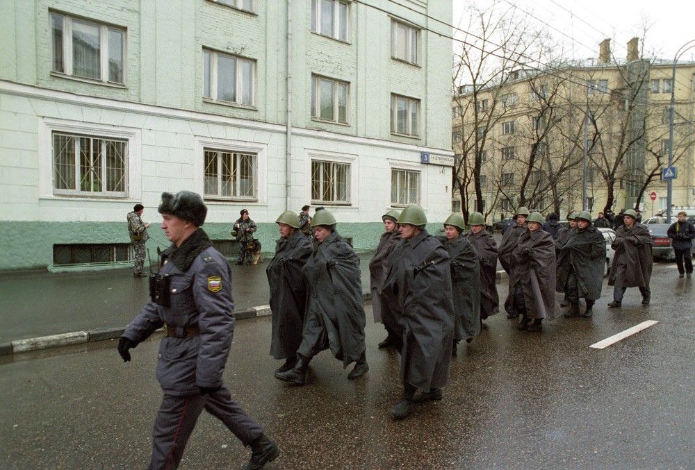 В городе введен специальный план «Гроза». Все сотрудники правоохранительных органов столицы переведены на усиленный режим.