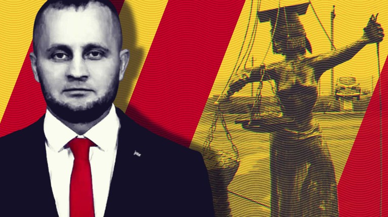 У статуи вырвано сердце, на чашах весов — Конституция, деньги и телефон Коллаж: Daily Storm