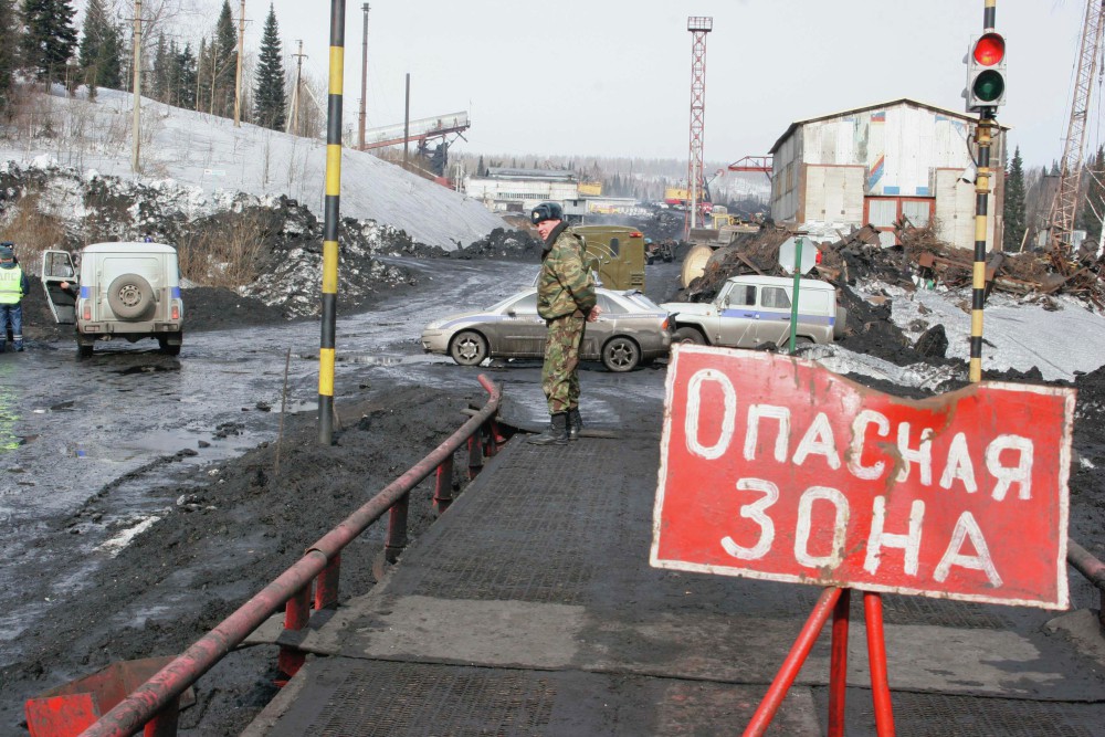 Работа спасательных служб на шахте "Ульяновская", где в результате взрыва метана погибло более 100 шахтеров.