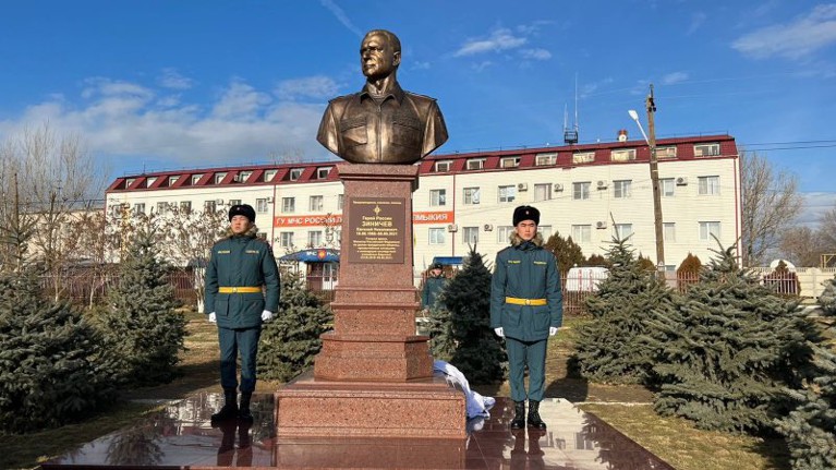 В Калмыкии открыли памятник погибшему главе МЧС Евгению Зиничеву — Daily Storm