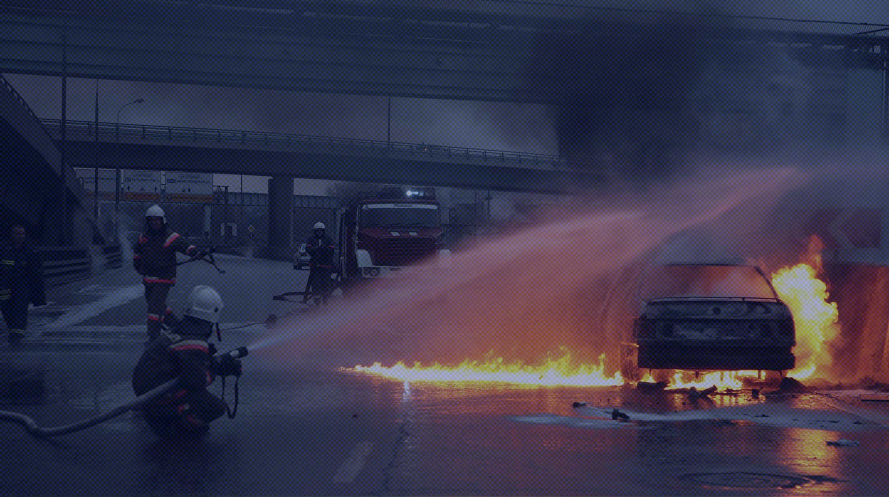 Сгоревшие машины силовиков и отставка правительства. Что происходит в Казахстане