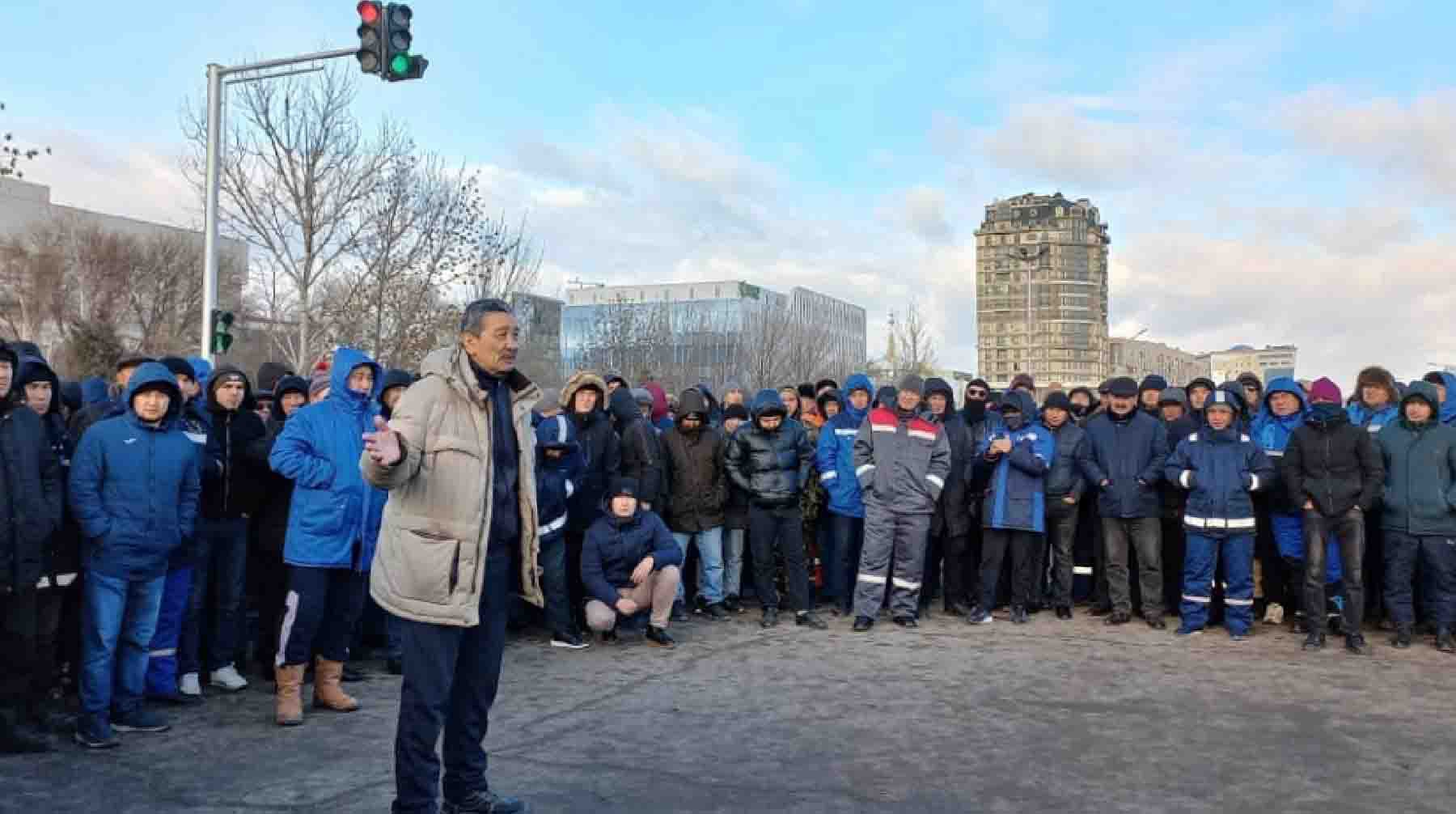 Участники акции протеста с требованием снижения цены на сжиженный природный газ в Актау.