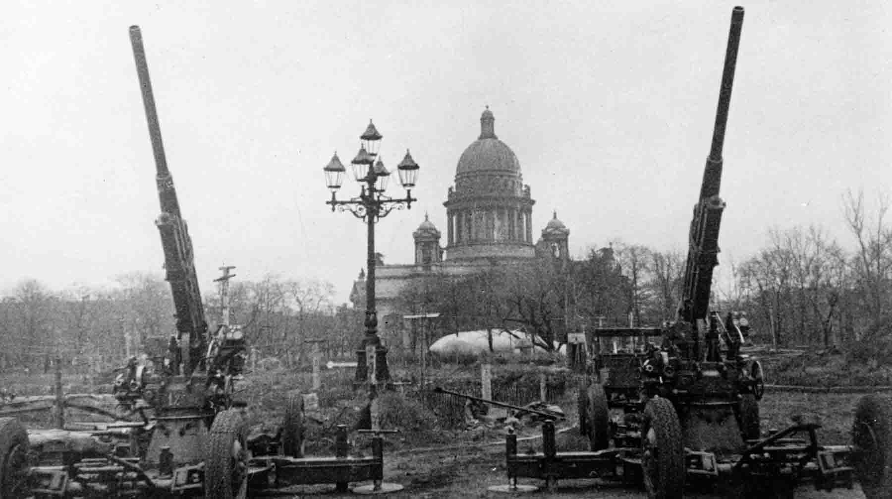 Противовоздушная оборона города у Исаакиевского собора.