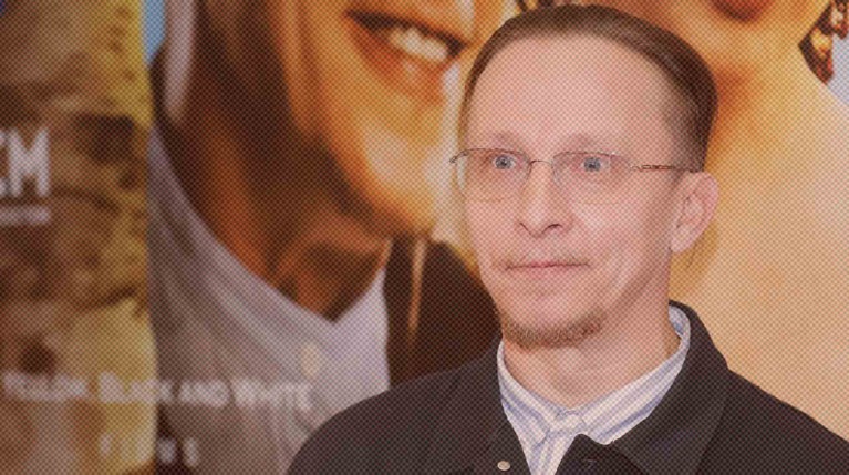 Охлобыстин появился на форуме эсеров с золотым маузером и в футболке с провокационной надписью — Daily Storm