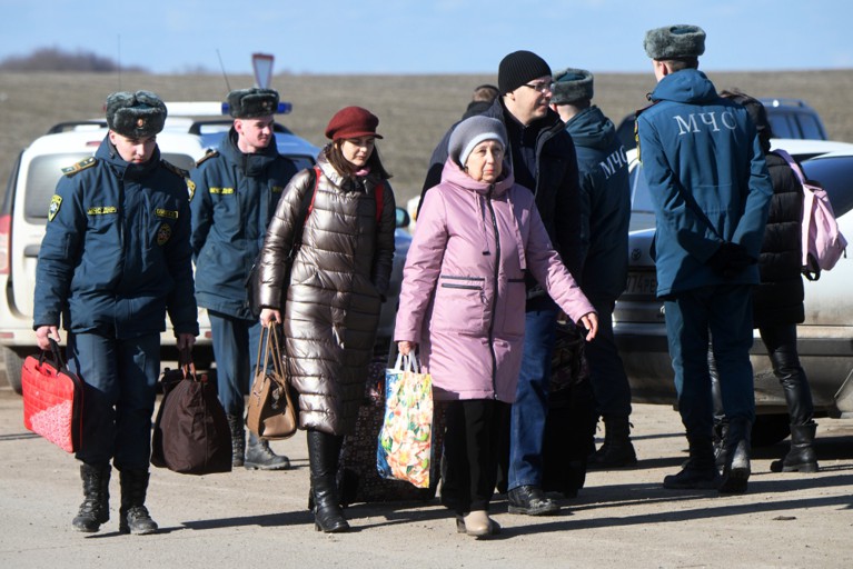 В ДНР и ЛНР идет массовая эвакуация населения в Россию на фоне эскалации ситуации на линии соприкосновения
