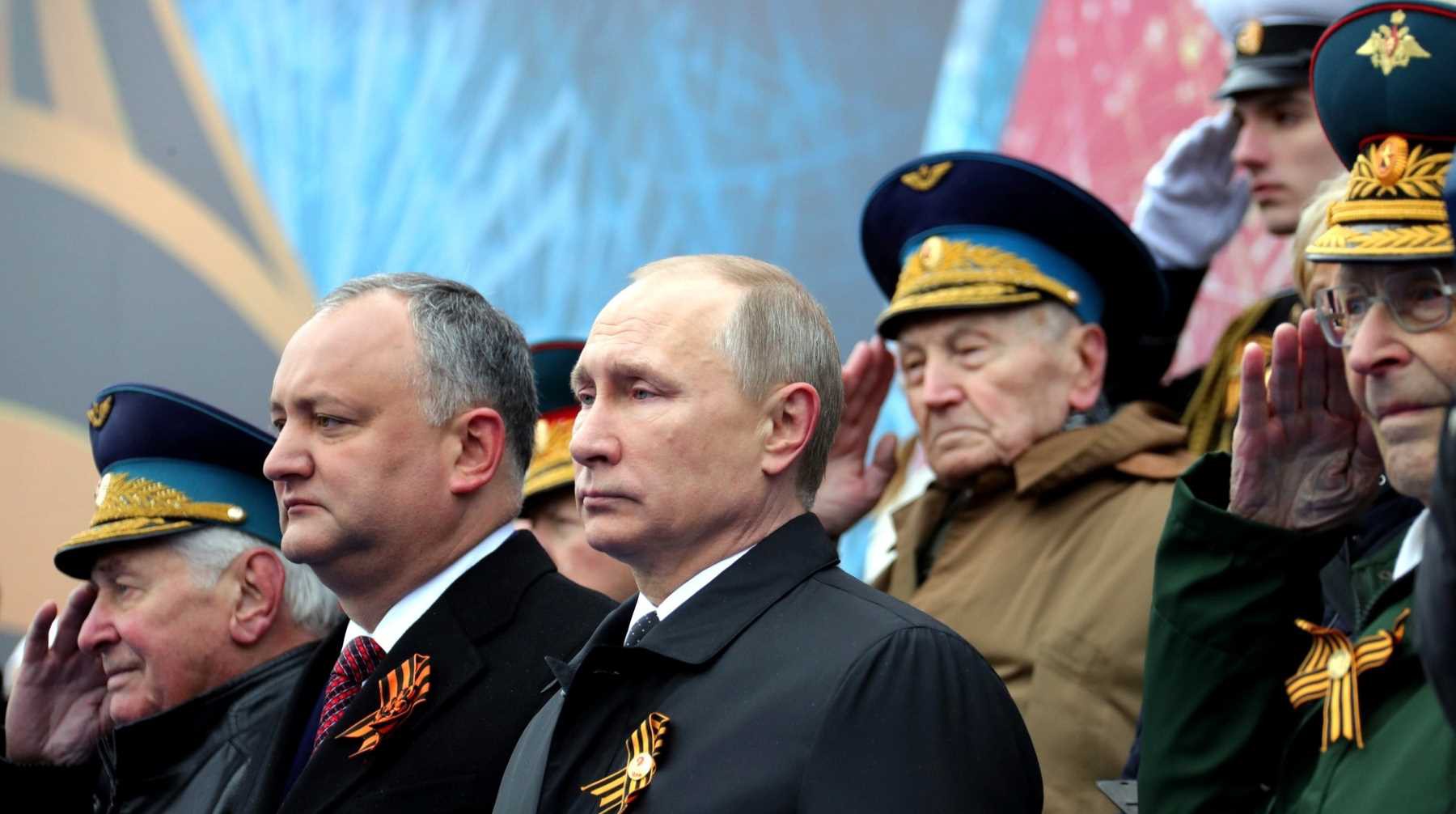 Игорь Додон и Владимир Путин на параде 72-й годовщины Победы в Великой Отечественной войне