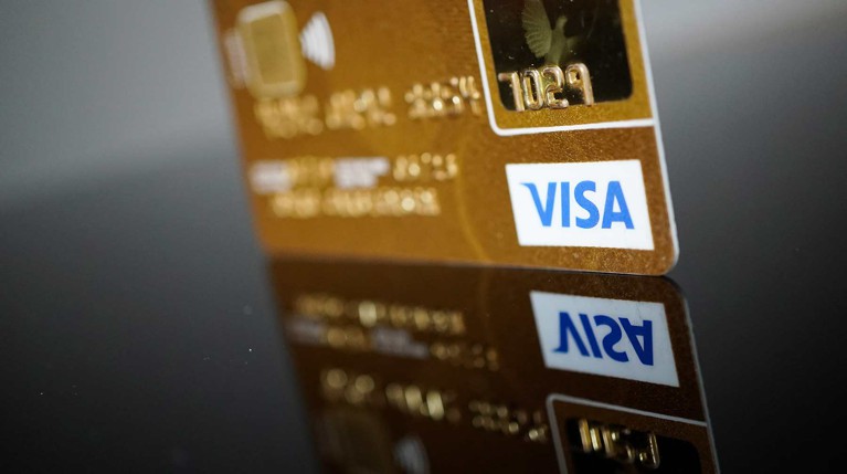 Центробанк объяснил, как будут работать карты Visa и MasterCard после запрета за рубежом — Daily Storm