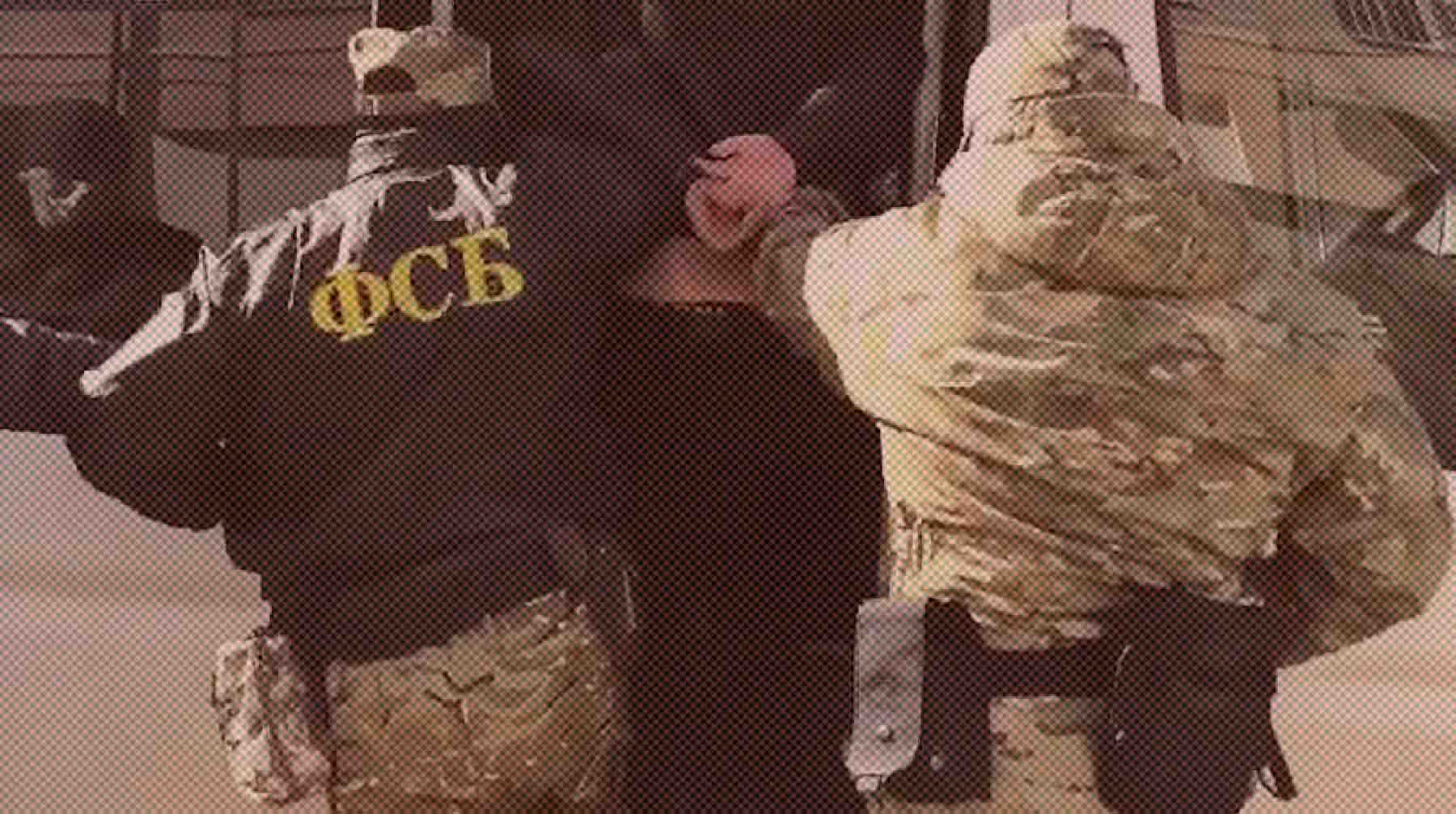 У мужчины силовики также обнаружили пистолет, тротил, порох и экстремистскую литературу Фото: РИА Новости / ФСБ РФ