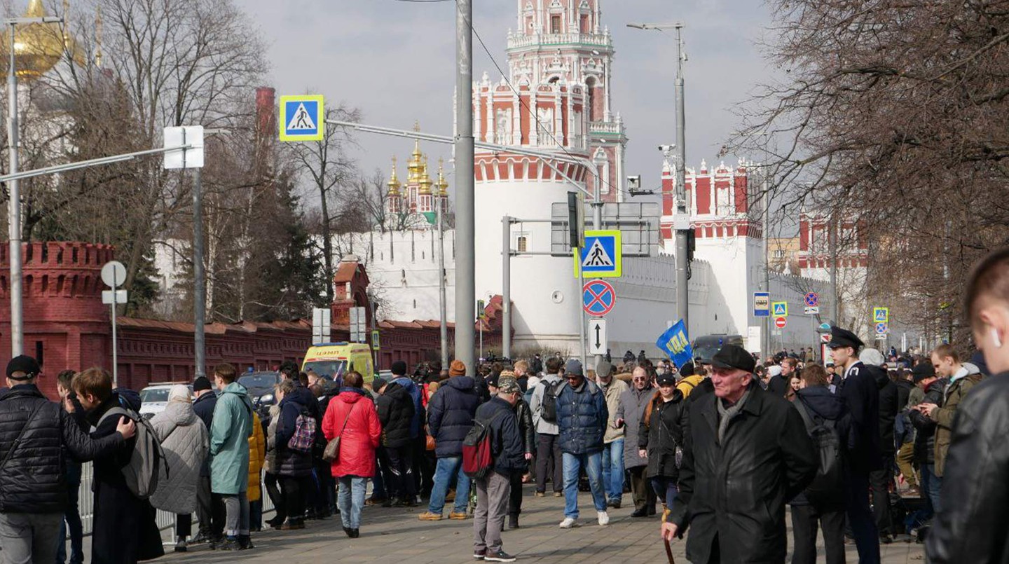 Люди возле места  проведения траурной процессии