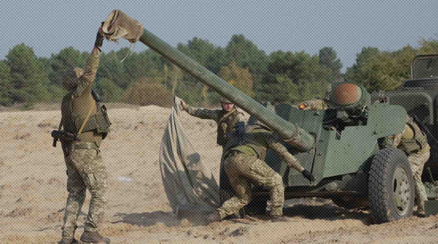 По его словам, в населенном пункте есть разрушения, пострадала местная жительница Украинские военнослужащие возле противотанковой пушки МТ-12 "Рапира"Зажицка