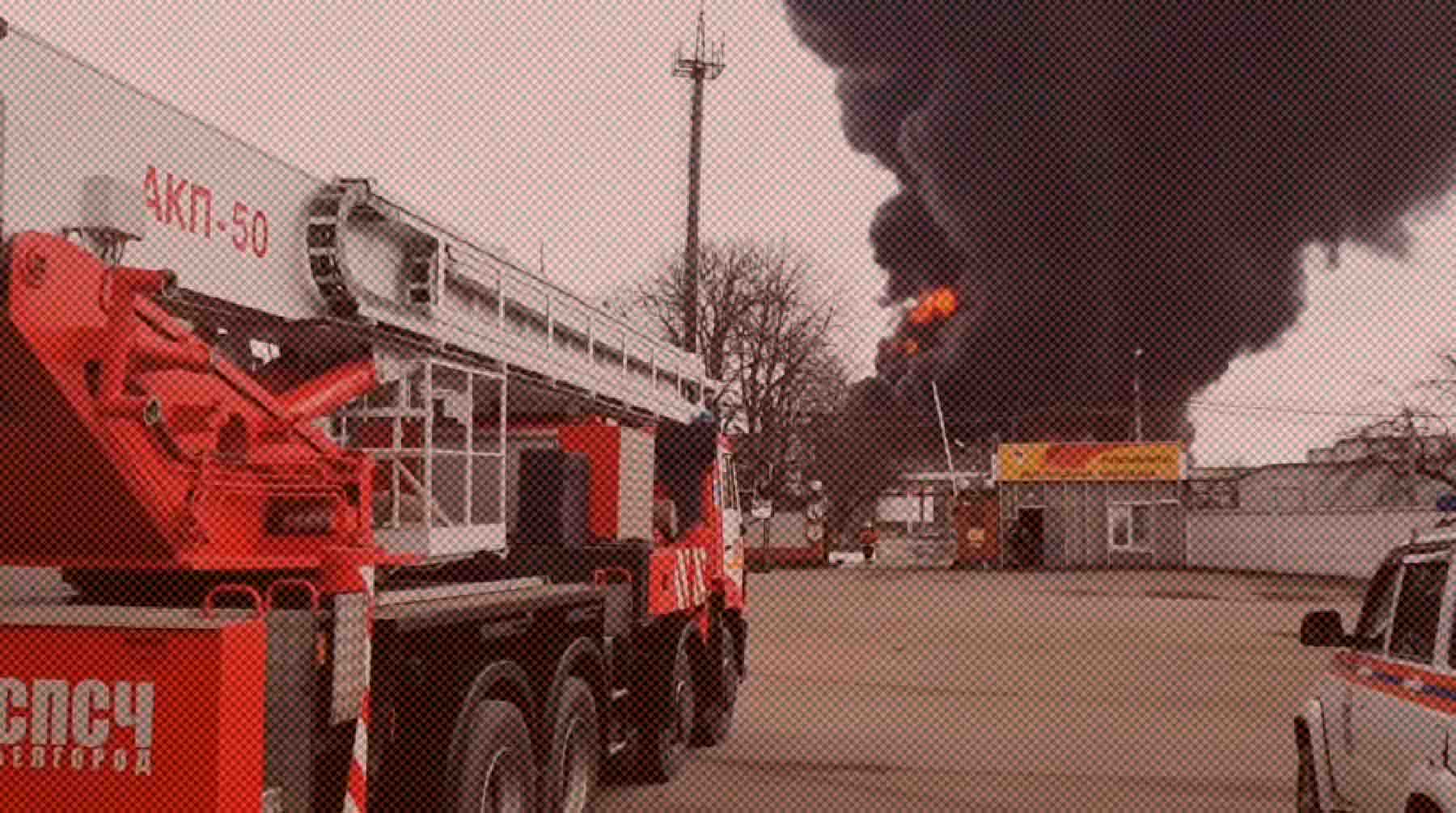 Позже Гладков рассказал, что горит склад боеприпасов Автомобили сотрудников МЧС РФ на месте пожара на нефтебазе в Белгороде 1 апреля 2022 года.