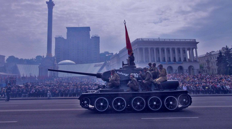 Мероприятие состоялось в 2010 году. На нем присутствовали ветераны с георгиевскими лентами, а по городу шла советская техника Фото: РИА Новости / Григорий Василенко