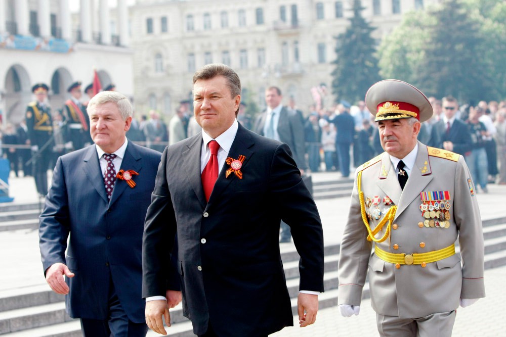 Министр обороны Украины Михаил Ежель, президент Украины Виктор Янукович и начальник Генштаба Украины Иван Свида (слева направо)