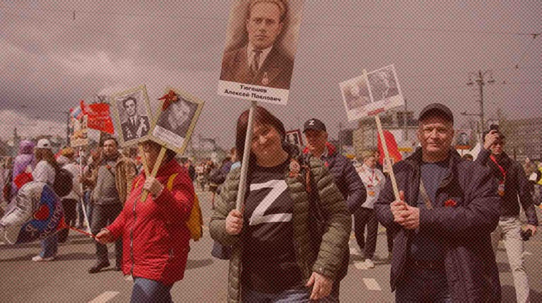 В другой руке у мужчины — фотография прадеда, ветерана Великой Отечественной войны Фото: АГН Москва / Авилов Александр