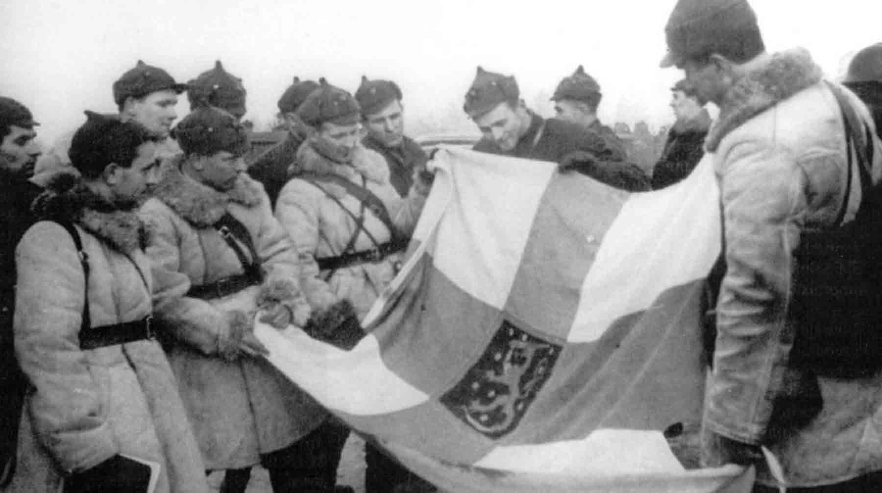 Комсостав и рядовые красноармейцы с захваченным флагом Финляндии