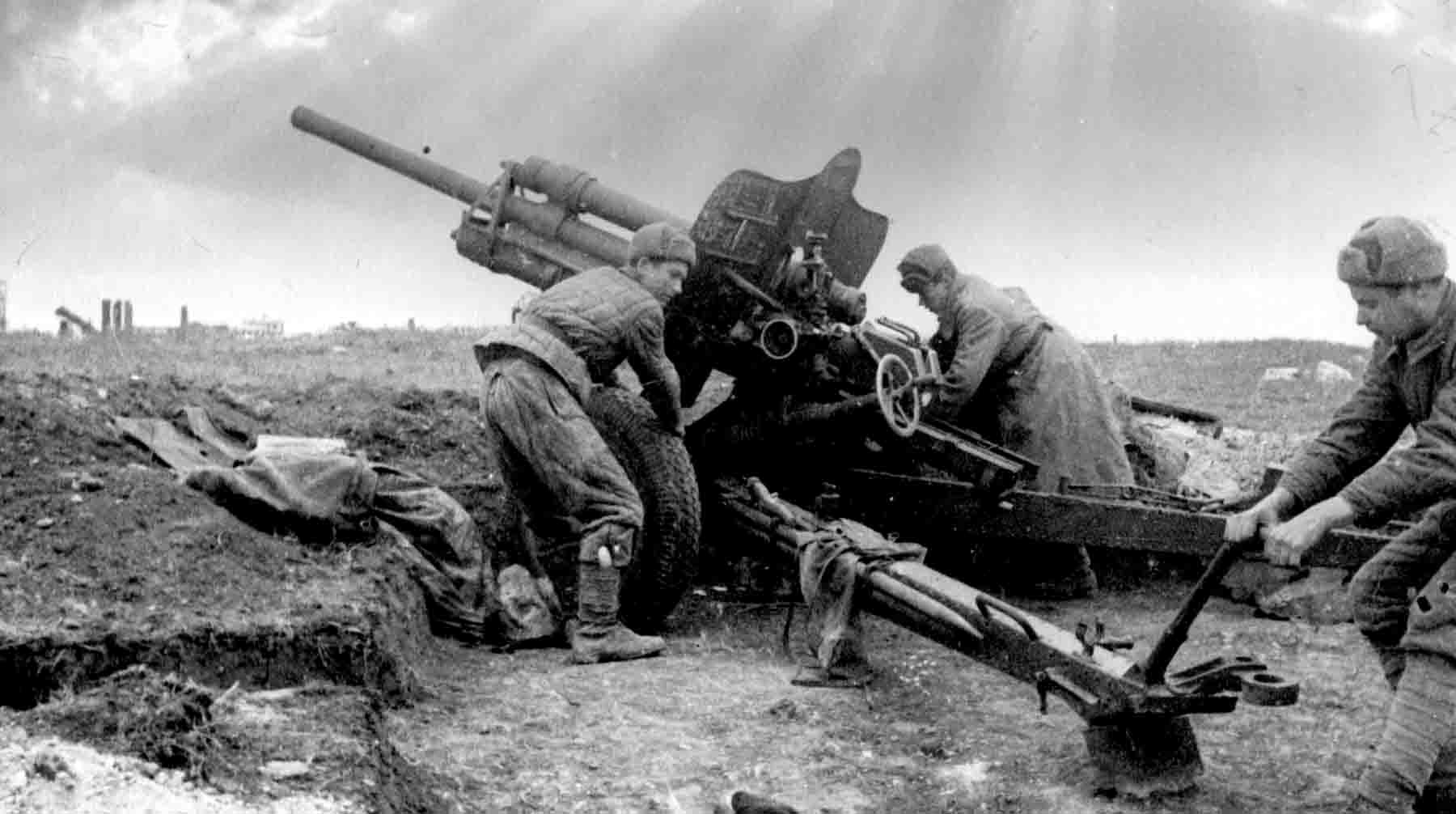 Советские бойцы артиллерийского подразделения во время боев под Севастополем в Крыму в 1943 году