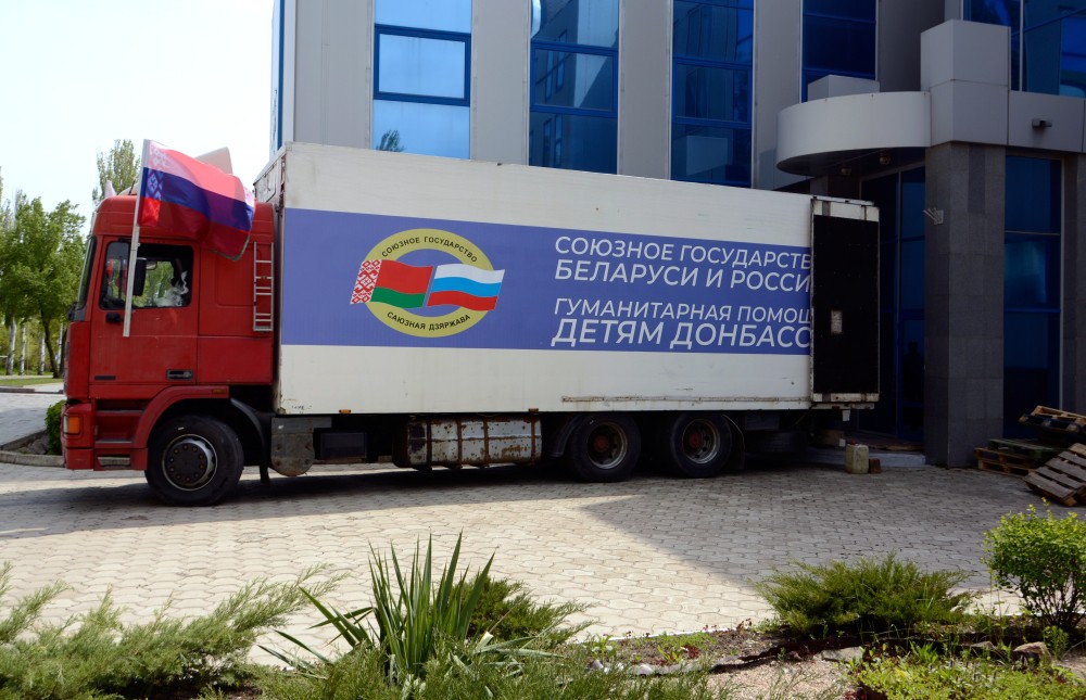 Разгрузка грузового автомобиля с гуманитарной помощью от Союзного государства жителям ДНР в Донецком училище