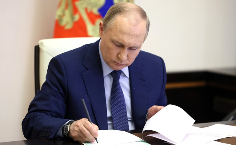 Согласно указу президента, прежние иностранные участники проекта также смогут получить доли в новой компании