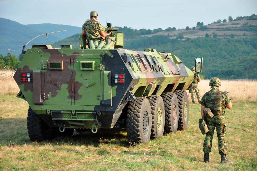 Сербские военные и бронетехника у трассы между поселком Рашка и КПП "Ярине" на административной линии между центральной Сербией и севером Косово
