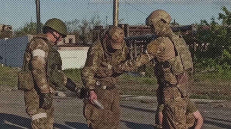Верховный суд России запретил деятельность украинского полка на территории РФ Досмотр украинского военного с "Азовстали" в Мариуполе, сдавшегося в плен