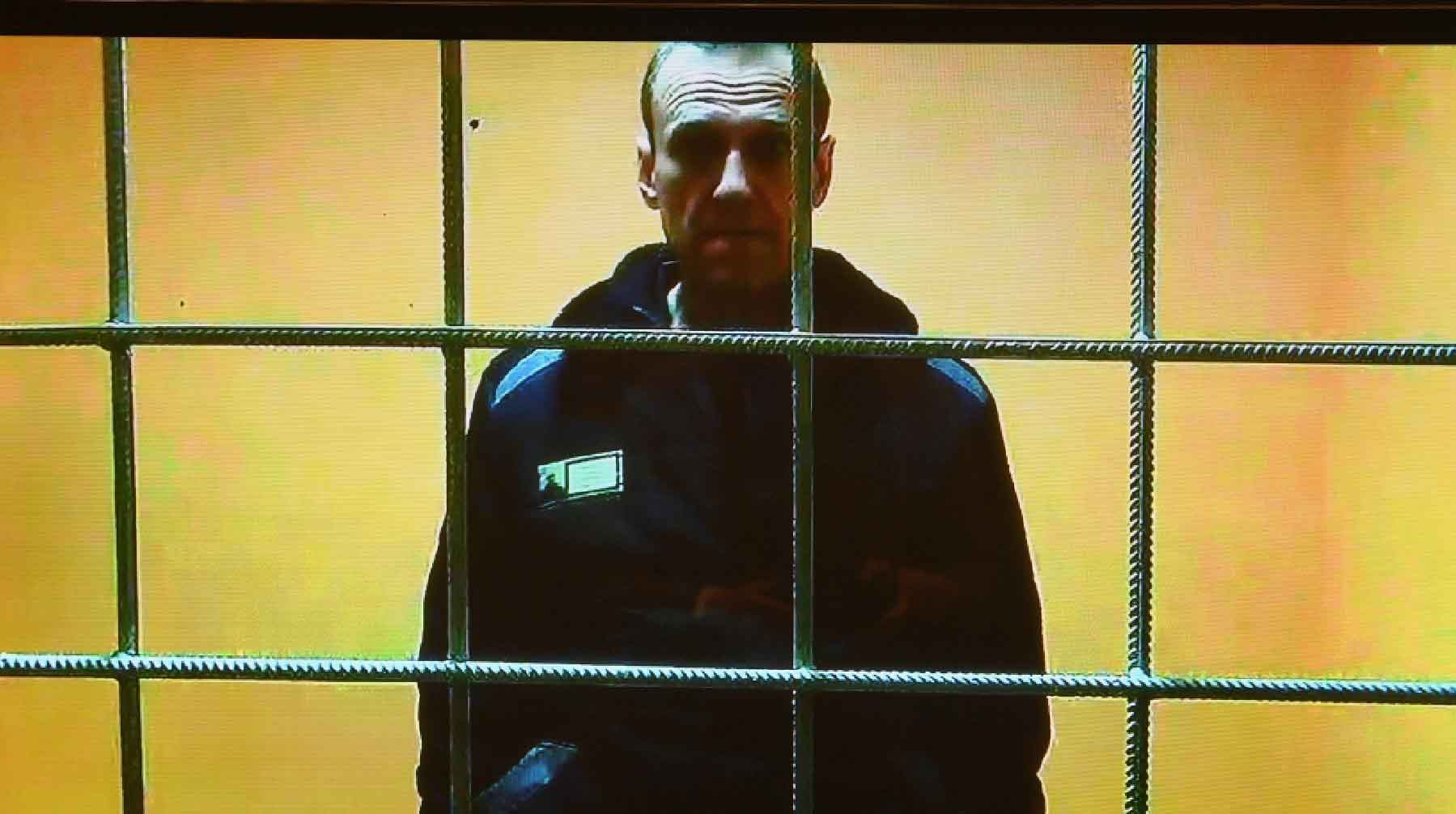 Алексей Навальный  участвует по видеосвязи в заседании Московского городского суда, на котором рассматривается жалоба его защиты на приговор Лефортовского суда.