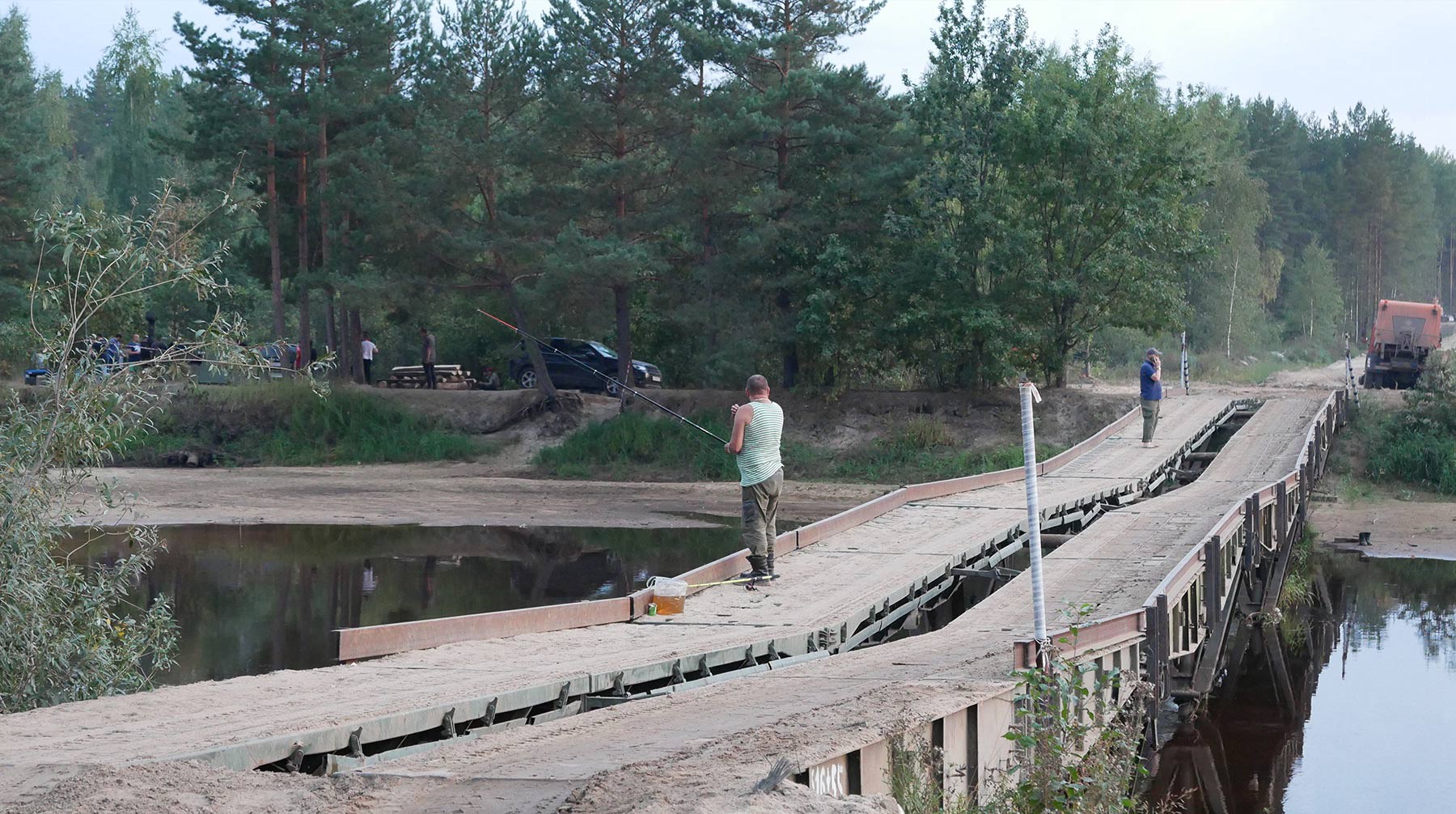 Рыбаки возле лагеря