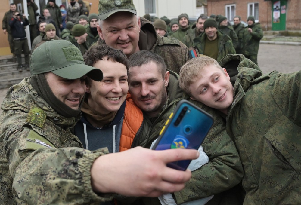 Мобилизованные жители фотографируются с певицей Юлией Чичериной