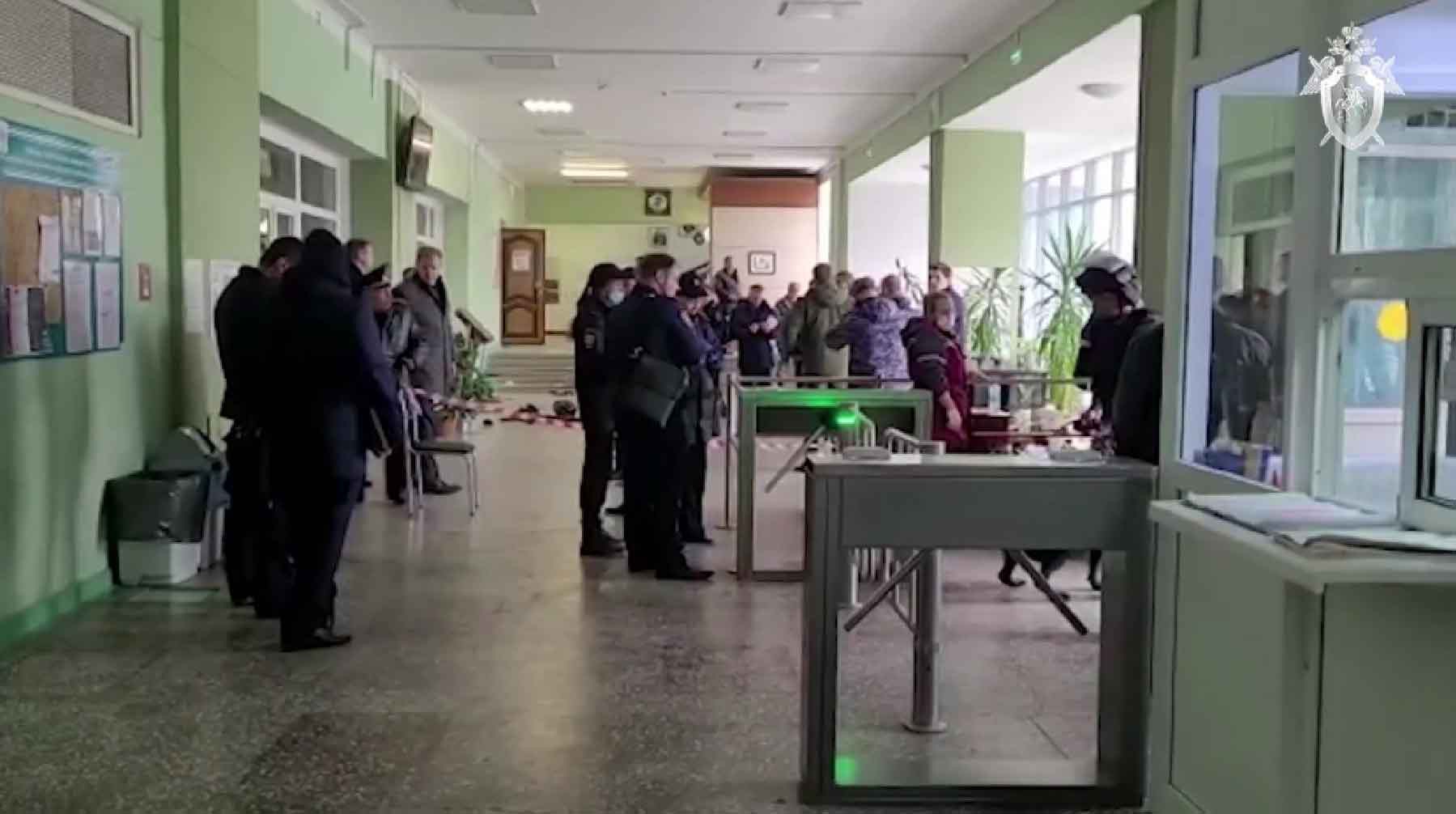 Сотрудники Следственного комитета РФ работают на месте стрельбы в Пермском государственном национальном исследовательском университете