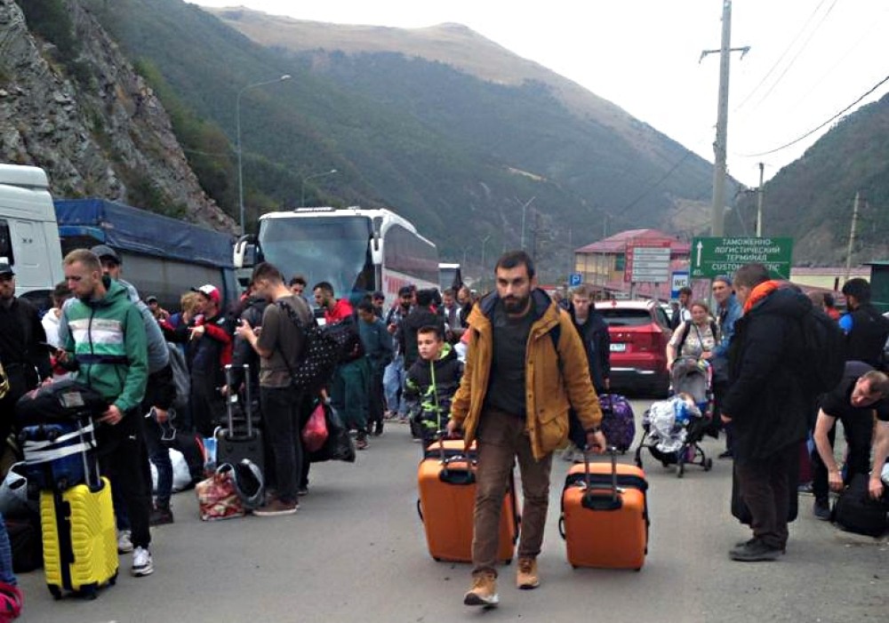 Люди в очереди у КПП «Верхний Ларс» в Северной Осетии на границе с Грузией