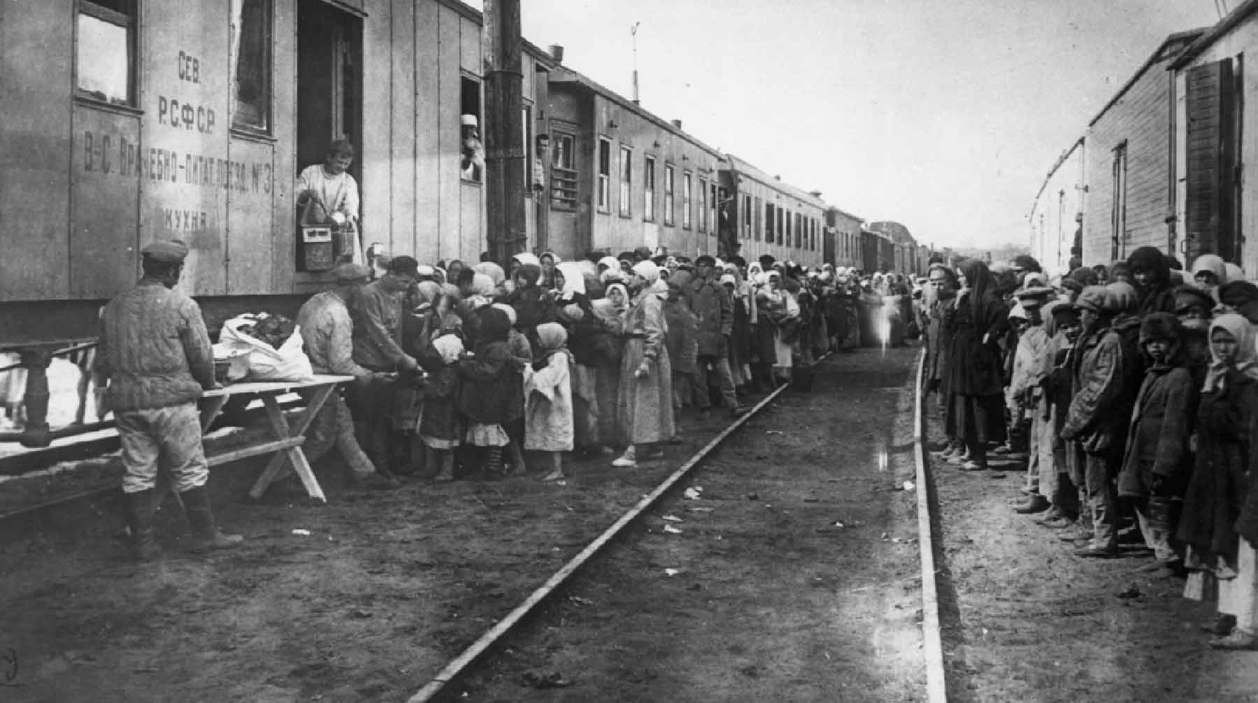 Голод в Поволжье. Выдача продуктов бедствующим в городе Самара. 1922 год. Фотография из Центральный государственный архив кинофото- фонодокументов СССР.