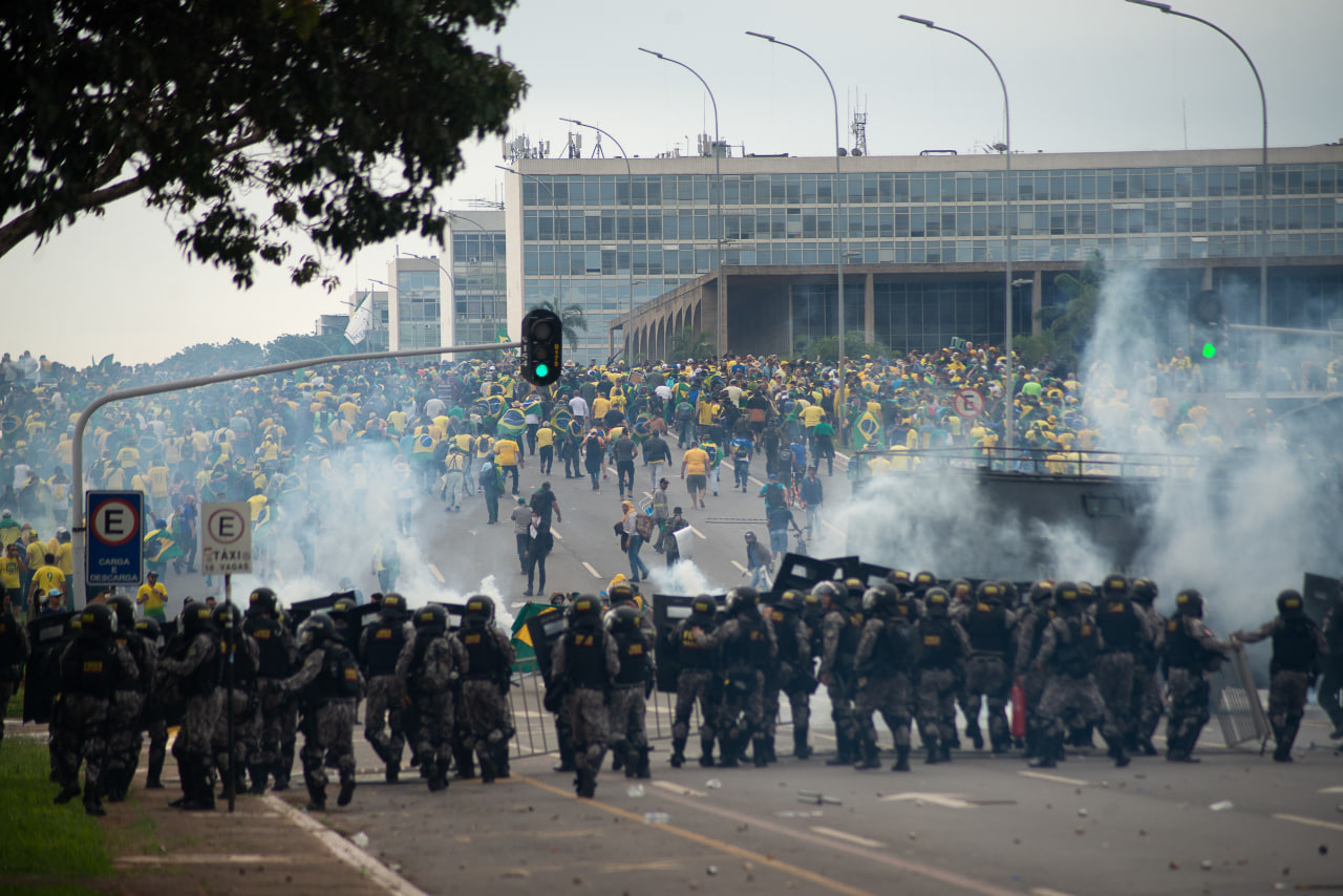 По стопам Трампа: что известно о беспорядках в Бразилии, которые устроили сторонники бывшего президента Болсонару