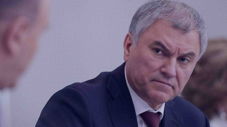 Володин призвал принять «закон для негодяев», по которому у уехавших россиян за «грязь» на РФ нужно конфисковывать имущество — Daily Storm