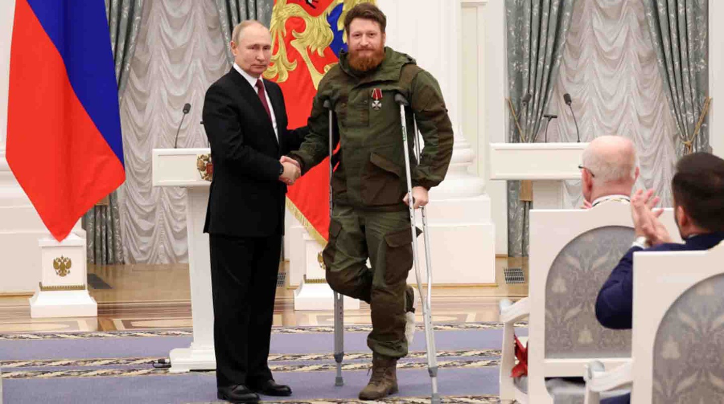 Президент РФ Владимир Путин и корреспондент, руководитель проекта WarGonzo (ВарГонзо) Семен Пегов, награжденный Орденом Мужества, на церемонии вручения государственных наград выдающимся россиянам в области образования, науки, медицины и здравоохранения, промышленности, сельского хозяйства, морского транспорта, а также ряда других сфер.