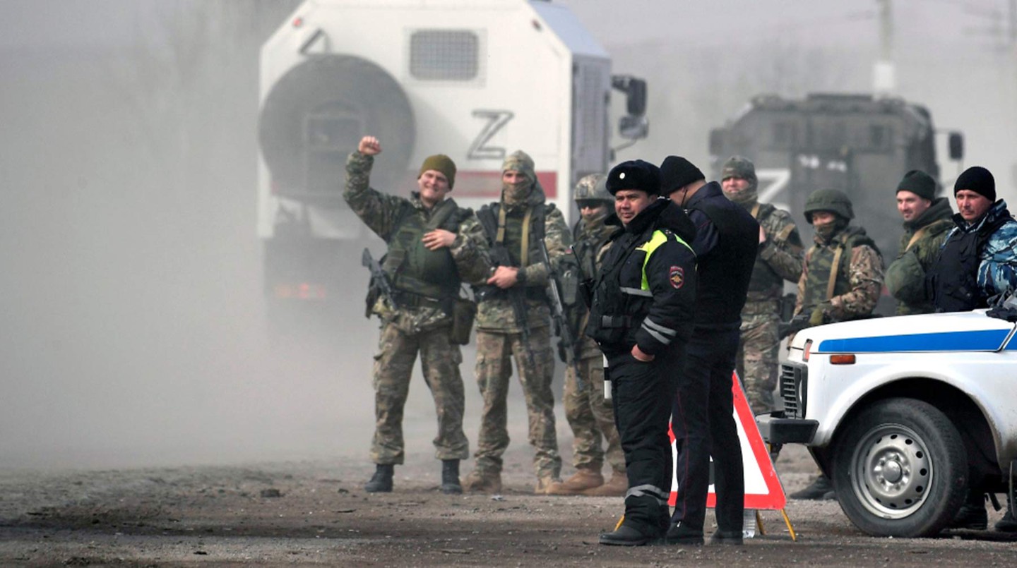 24 февраля. Военные на КПП в Армянске