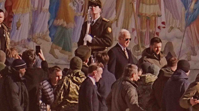 Байден под звуки воздушной тревоги прогулялся с Зеленским по Михайловской площади в Киеве — Daily Storm