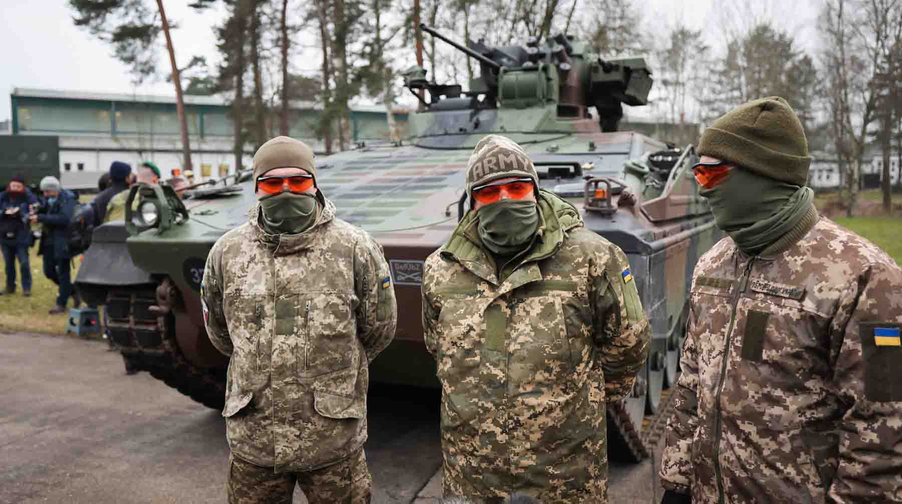 Украинские солдаты около немецкой боевой машиной пехоты Marder