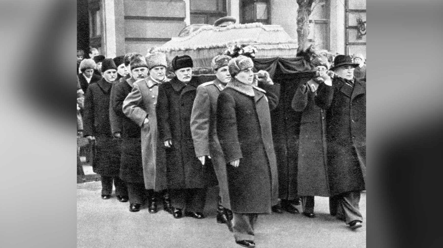 Руководители партии и правительства Лаврентий Берия (1 справа), Георгий Маленков (1 слева), Вячеслав Молотов (3 слева), Николай Булганин (4 слева) и Лазарь Каганович (5 слева) несут гроб с телом Иосифа Сталина.