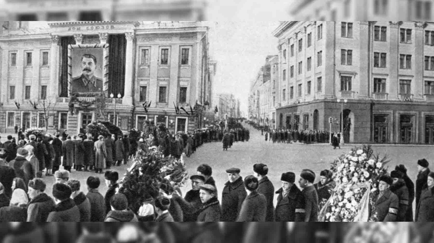 Очередь желающих попрощаться с покойным Иосифом Сталиным возле Дома Союзов в Москве