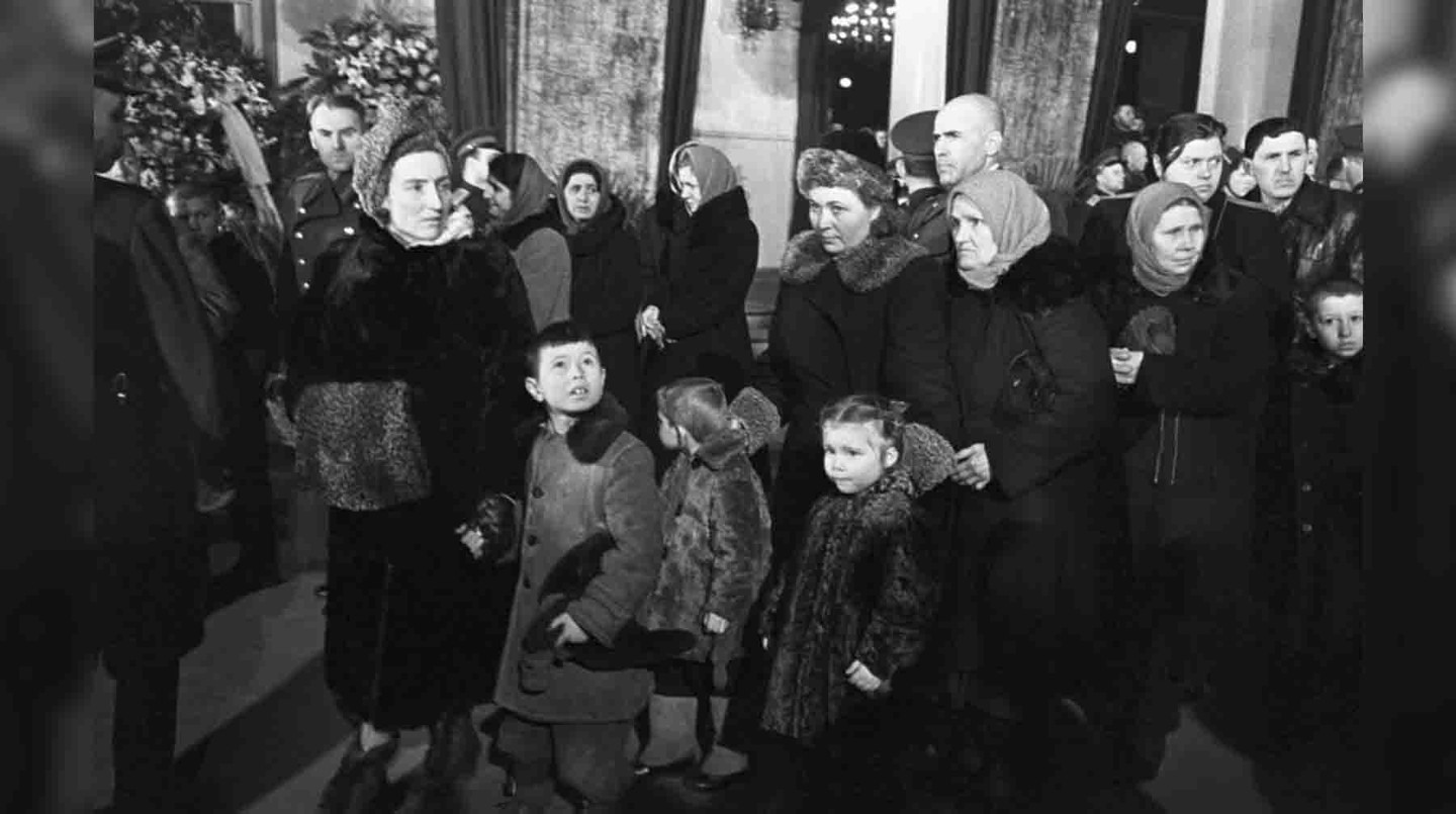 Москвичи во время церемонии прощания с Иосифом Сталиным в Колонном зале Дома Союзов