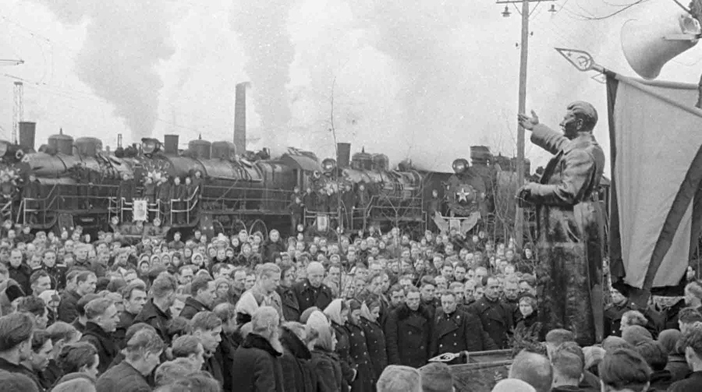 Траурная минута в Сталинских мастерских Ярославской железной дороги