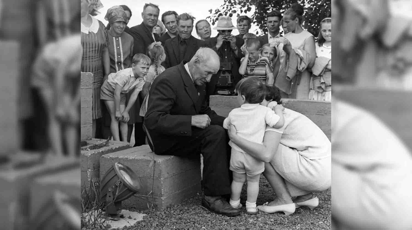 У мемориального комплекса Хатынь. В центре Иосиф Каминский - один из жителей Хатыни, оставшихся в живых после сожжения деревни гитлеровцами в годы Великой Очественной войны 1941-1945 годов.