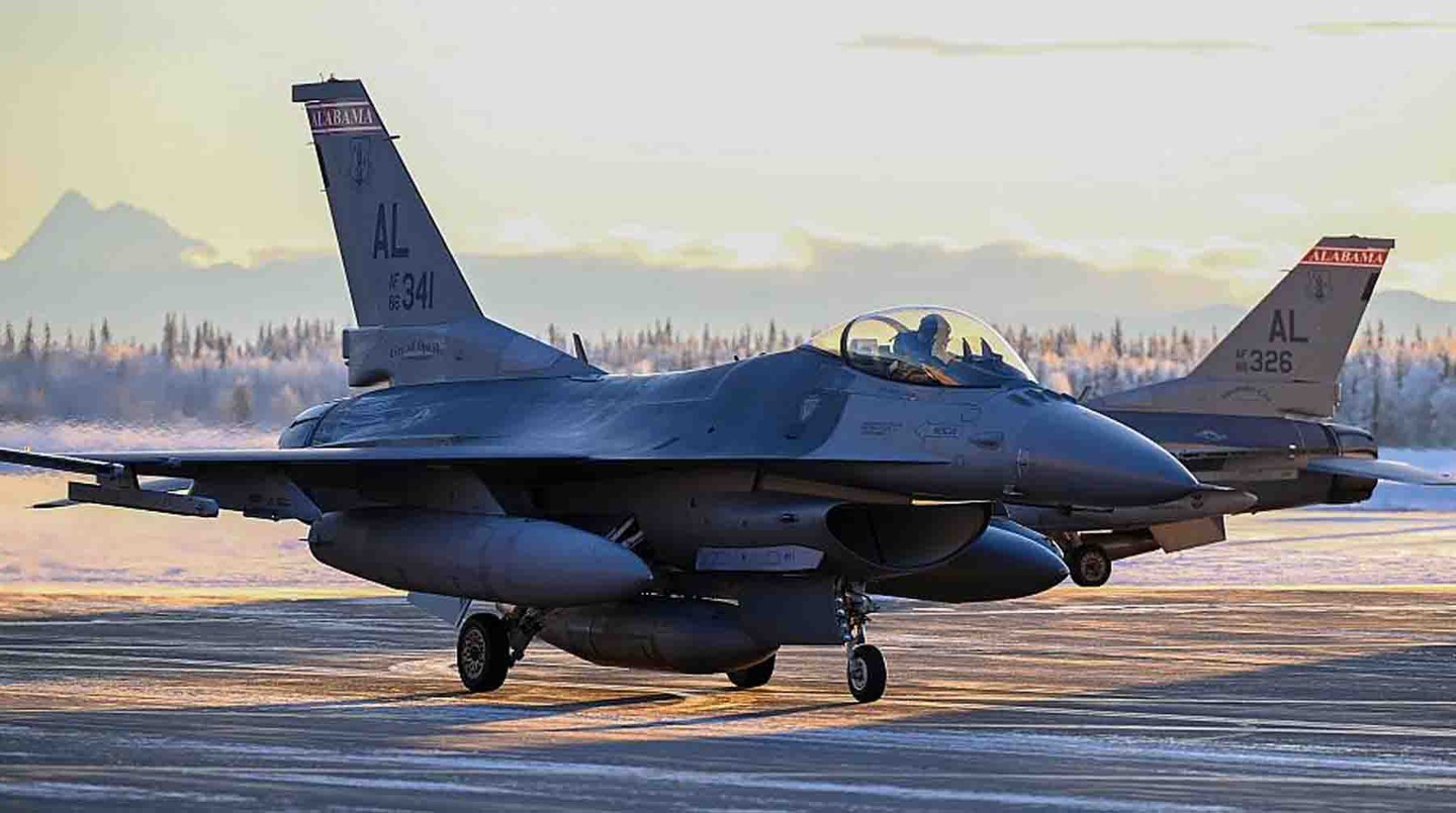 Истребитель F-16