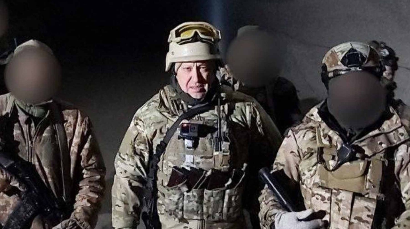 Бойцы подразделения ЧВК "Вагнер" и основатель группы бизнесмен Евгений Пригожин (в центре) в Соледаре.
