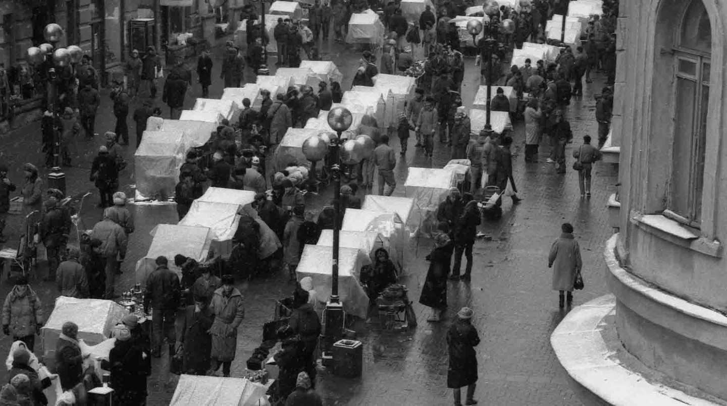 Продавцы сувениров на Арбате, Москва, 1992