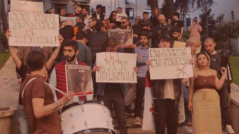 Толпа протестующих пыталась штурмовать аэропорт в Тбилиси, куда приземлился впервые с 2019 года российский самолет — Daily Storm