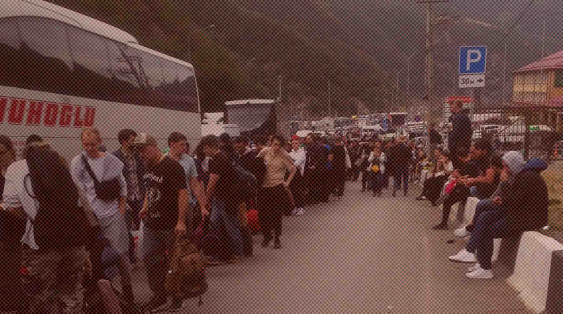 Калужские депутаты предложили увеличить штрафы за наем призывников, не предоставивших документы воинского учета Люди стоят в очереди у КПП "Верхний Ларс" в Северной Осетии на границе с Грузией